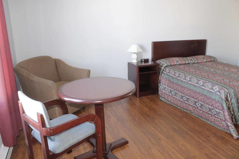Motel Le Rond Point Metabetchouan-Lac-a-la-Croix Bagian luar foto